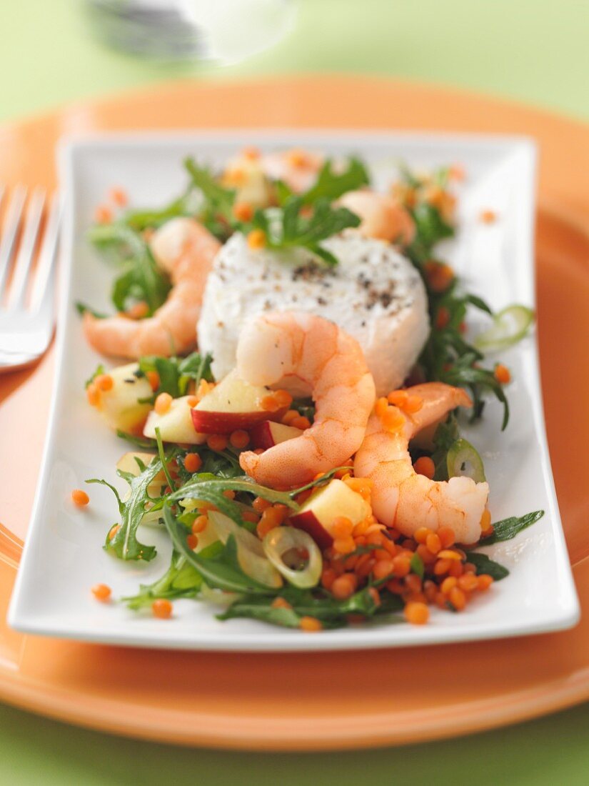 Lentil salad with prawns, goat's cheese and apple