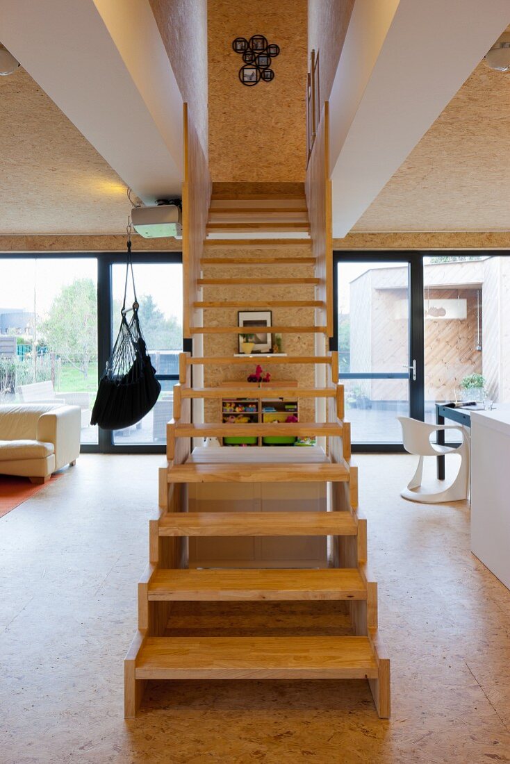 Moderne Treppe aus Holz in offenem Wohnraum