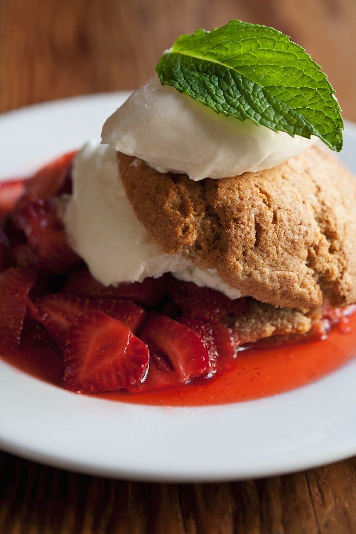 Strawberry Shortcake mit Minzeblatt