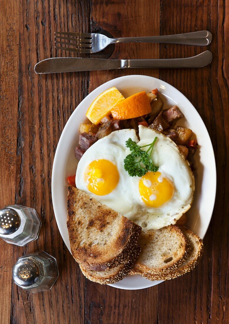 Spiegeleier mit Bratkartoffeln und Toast (USA)