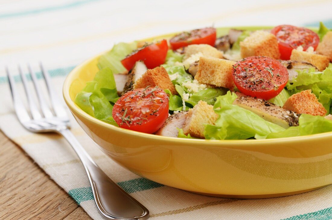 Mixed leaf salad with chicken, tomatoes and croutons