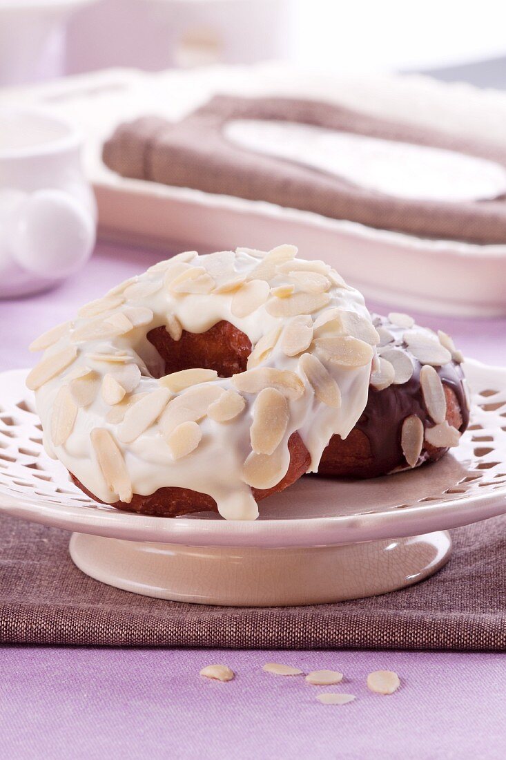 Doughnuts mit Zuckerguss und Mandelblättchen