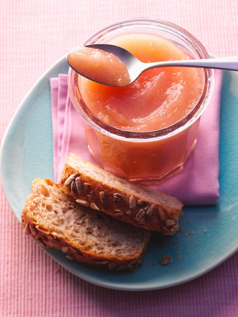 Birnen-Pfirsich-Marmelade und Kornbrot
