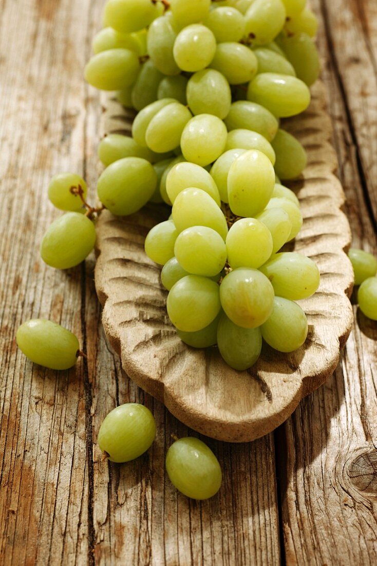 Green grapes in a wooden bowl