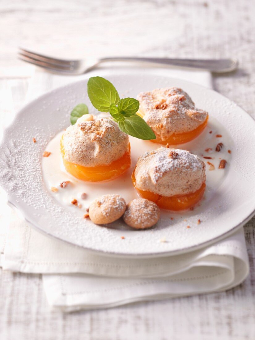 Apricots au gratin with amaretto meringue