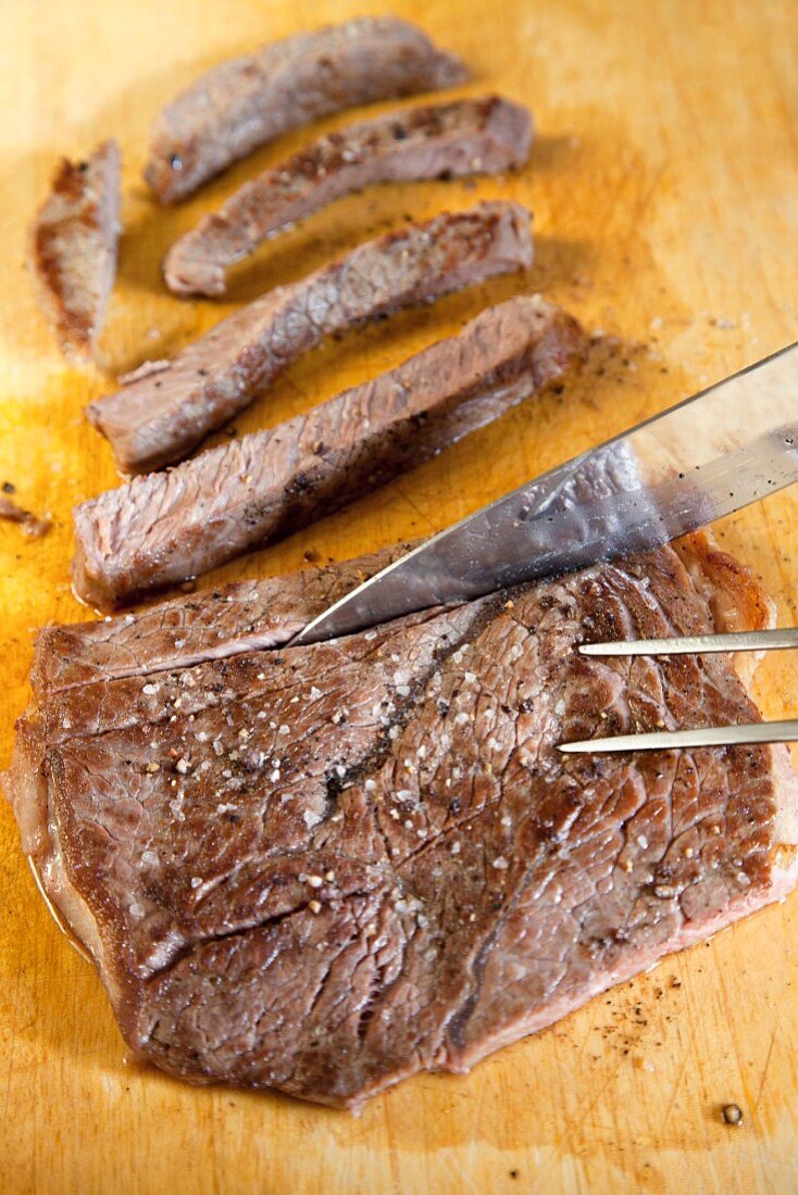 Steak in Streifen schneiden