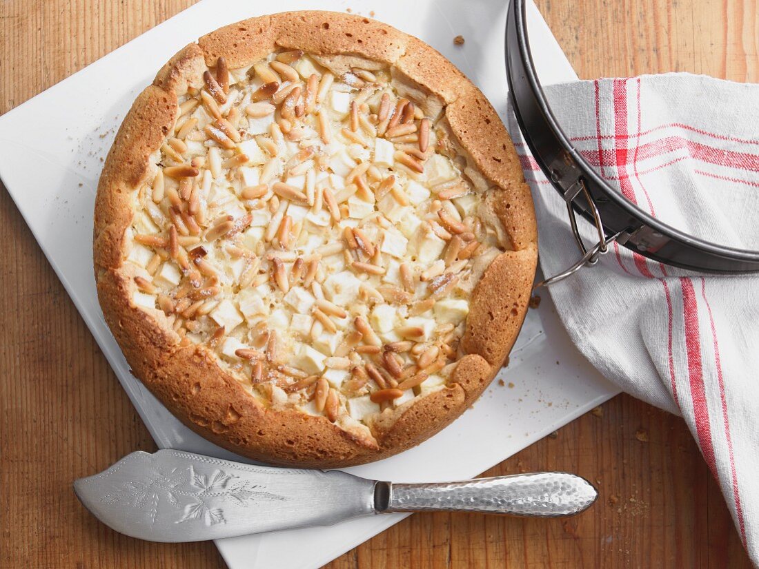 Torta di mele ai pinoli (Apfelkuchen mit Pinienkernen)