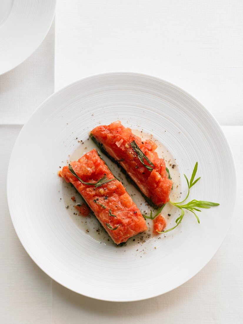 Quick salmon lasagne with spinach, tomatoes and tarragon