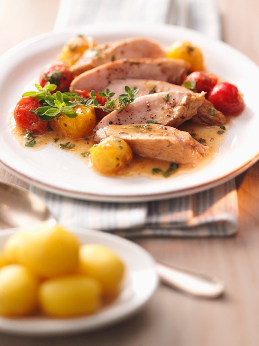 Kaninchenfilet mit Tomatengemüse und Thymian