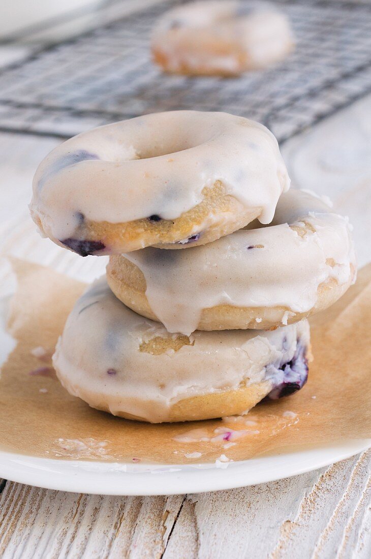 Gebackene Blaubeer-Doughnuts mit Zuckerglasur