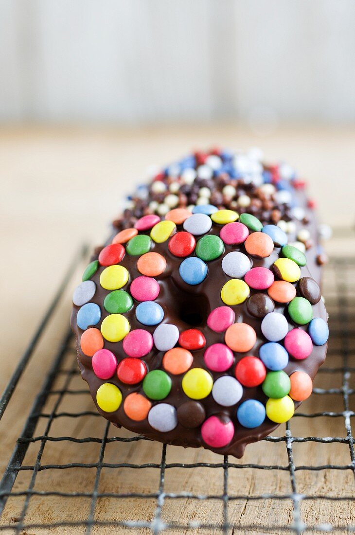 Doughnuts mit Schokoglasur und bunten Schokolinsen