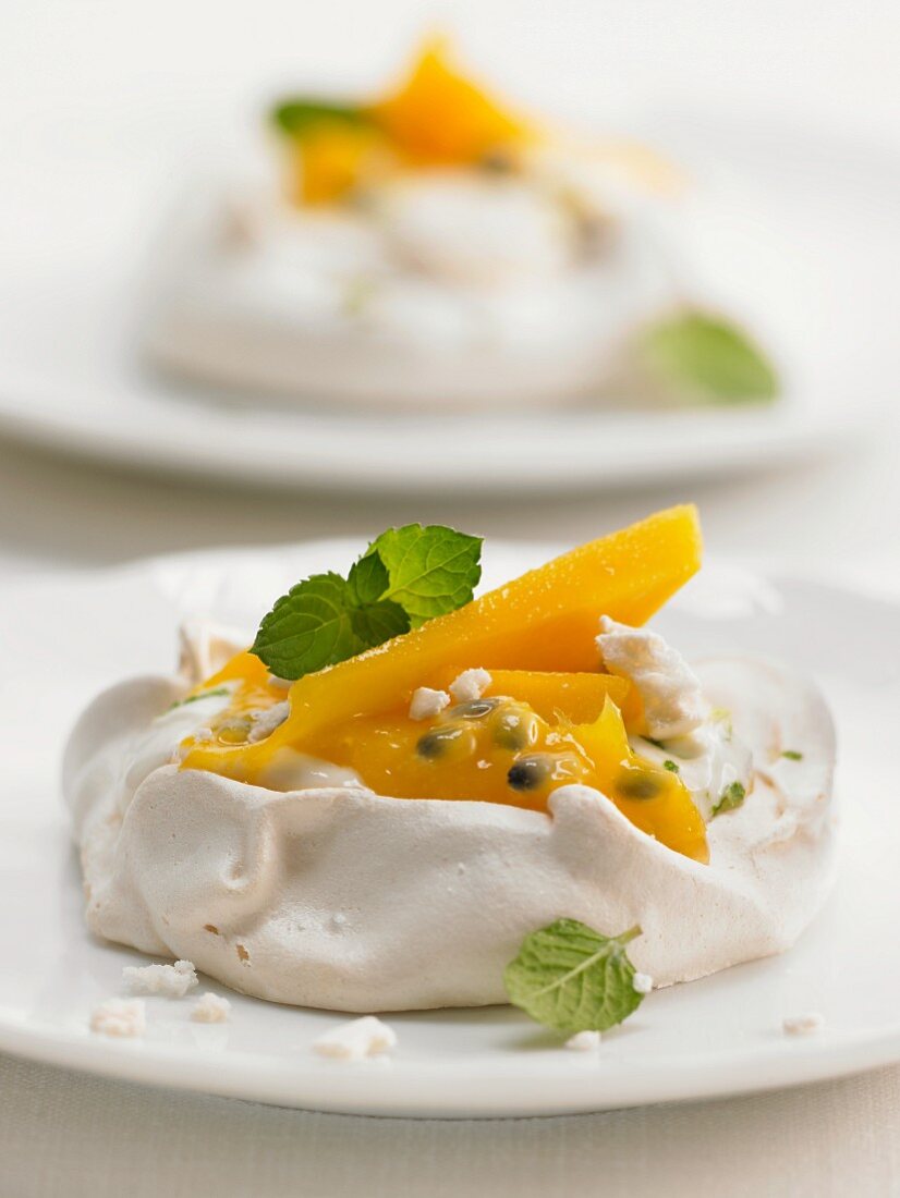 Pavlova mit Mango, Passionsfrucht und Minze