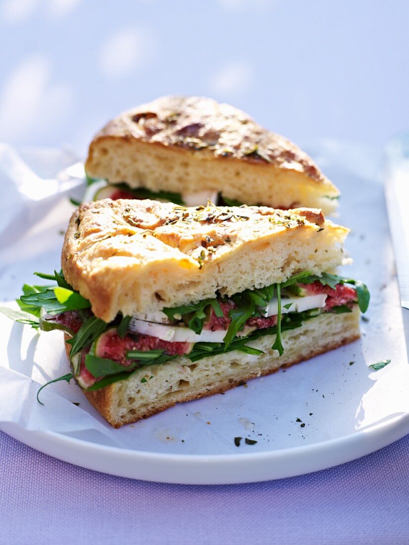 Sandwich mit Feigen, Mozzarella und Rucola