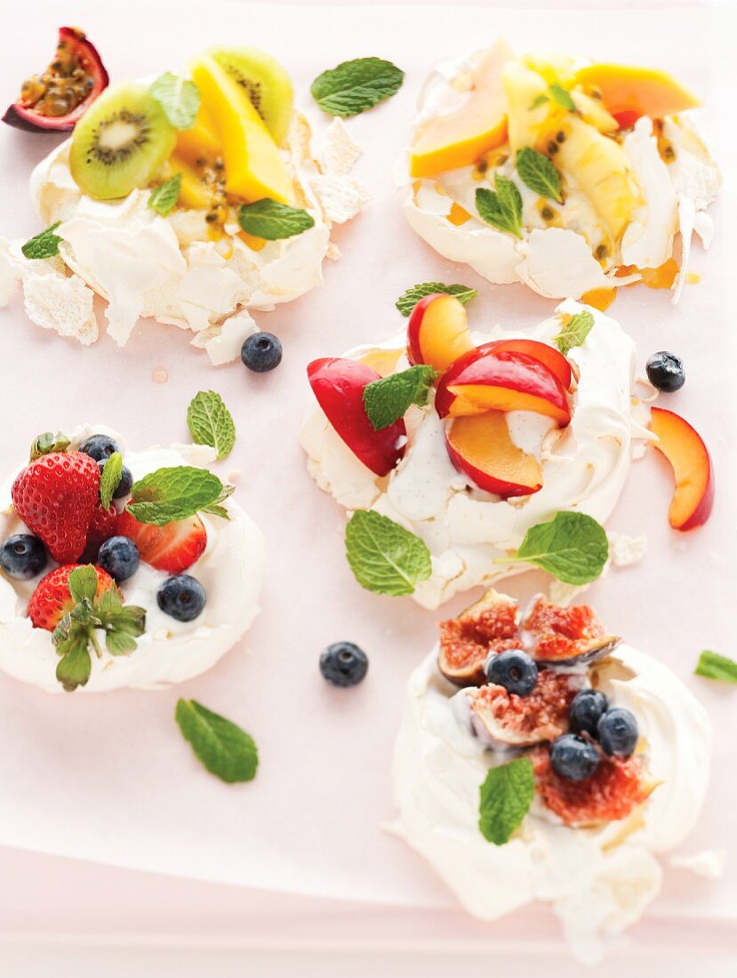 Meringues topped with cream and fruit