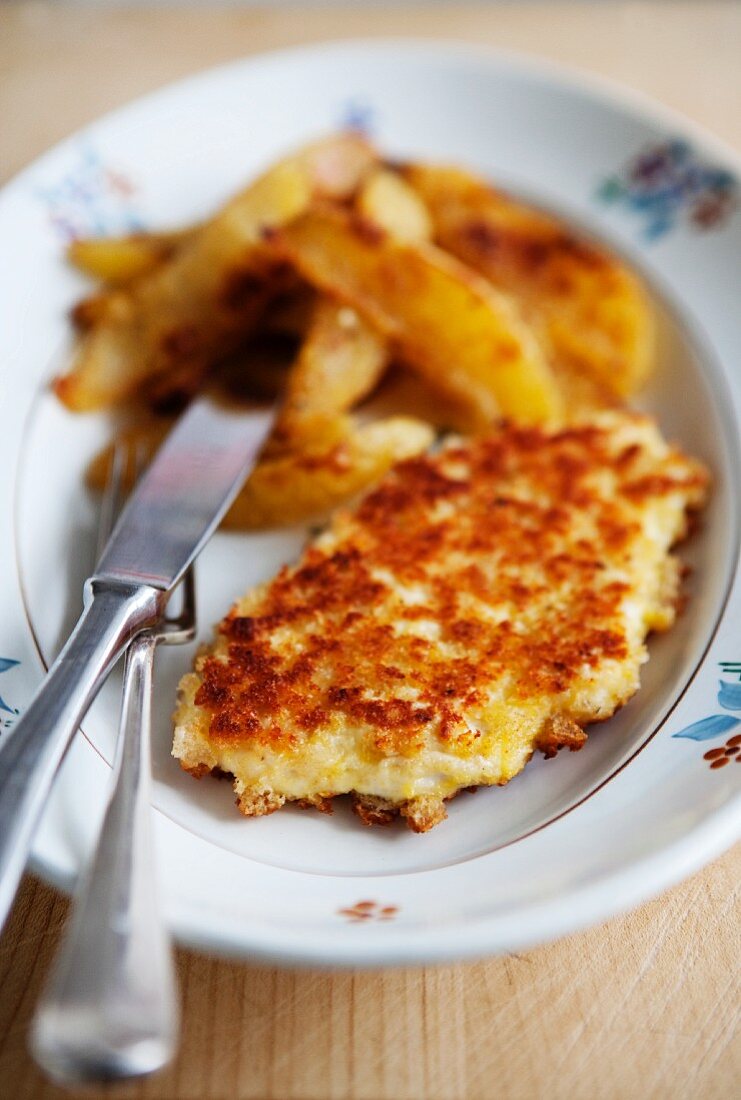 Paniertes Hähnchenfilet mit Kartoffelspalten