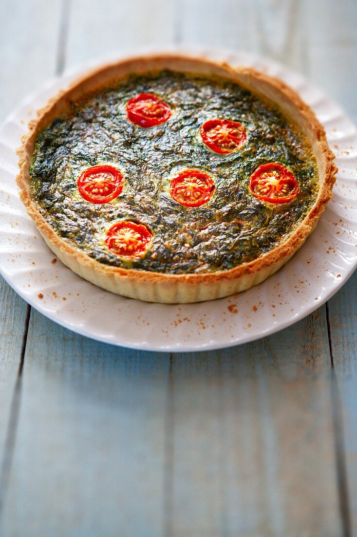 Spinach tart with tomatoes