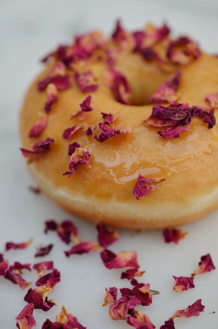 Ein Doughnut mit getrockneten Rosenblüten