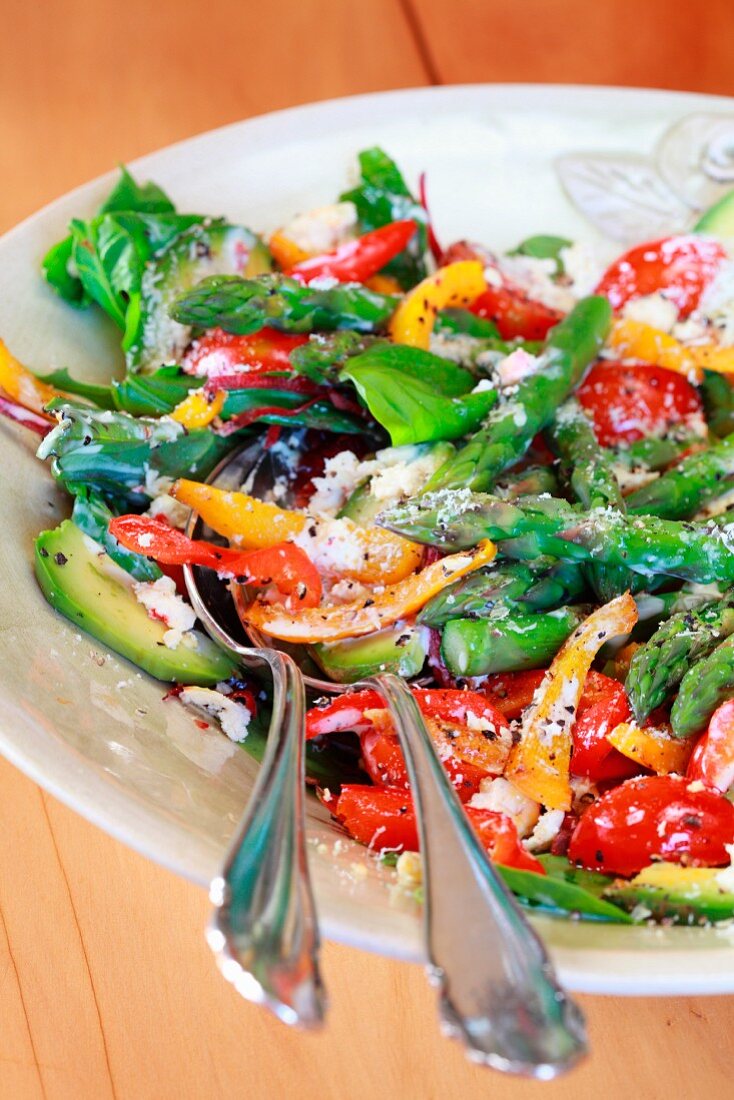 Gemischter Salat mit Avocado und grünem Spargel