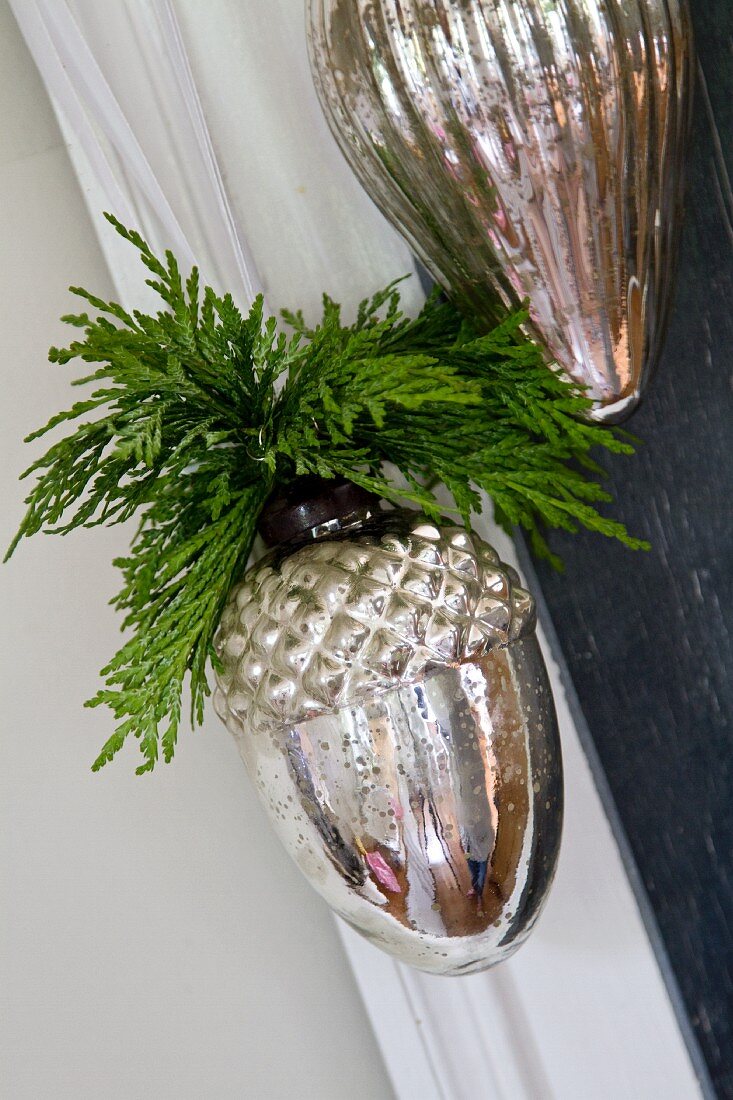 Eichel in Silber mit Zypresse als Weihnachtsdekoration