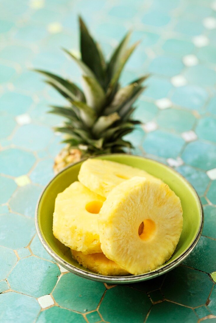 Ananasscheiben in einer Schale