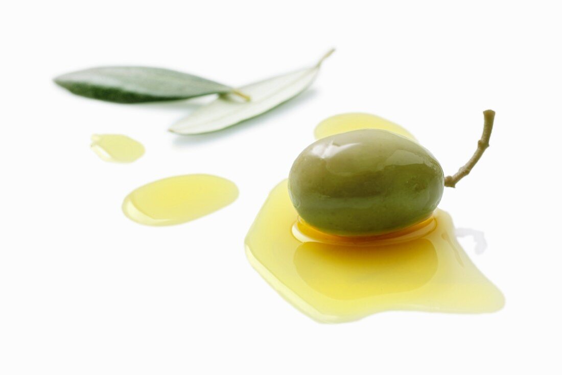 Eine Olive in Olivenöl liegend