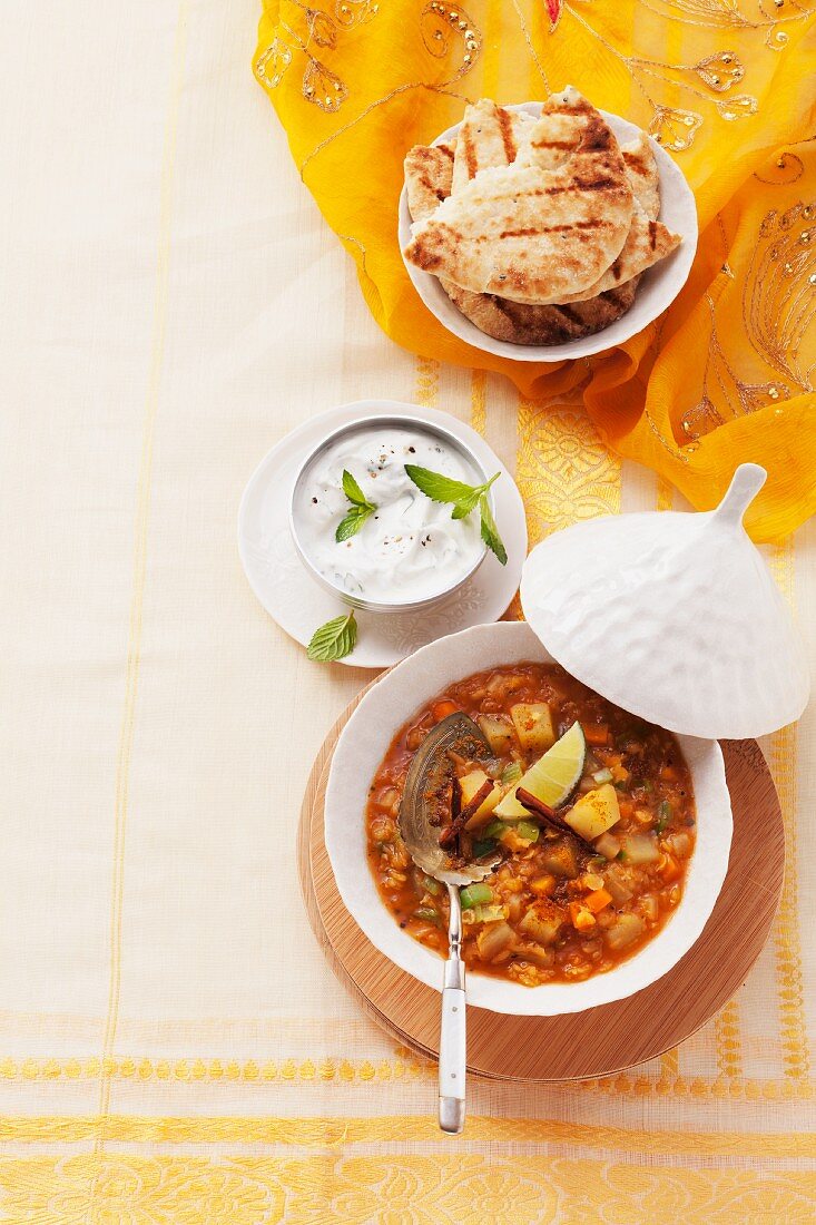Linsensuppe mit Joghurt und Fladenbrot (Indien)
