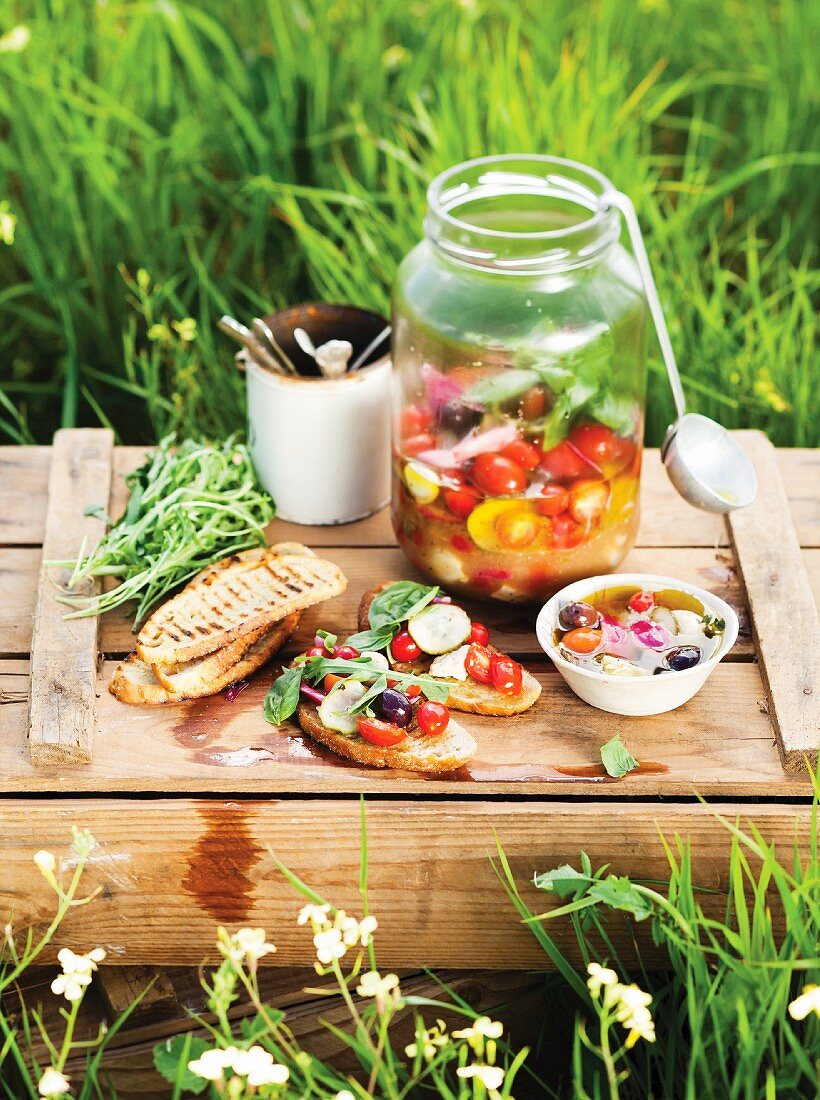 Tomaten-Oliven-Salat im Einmachglas