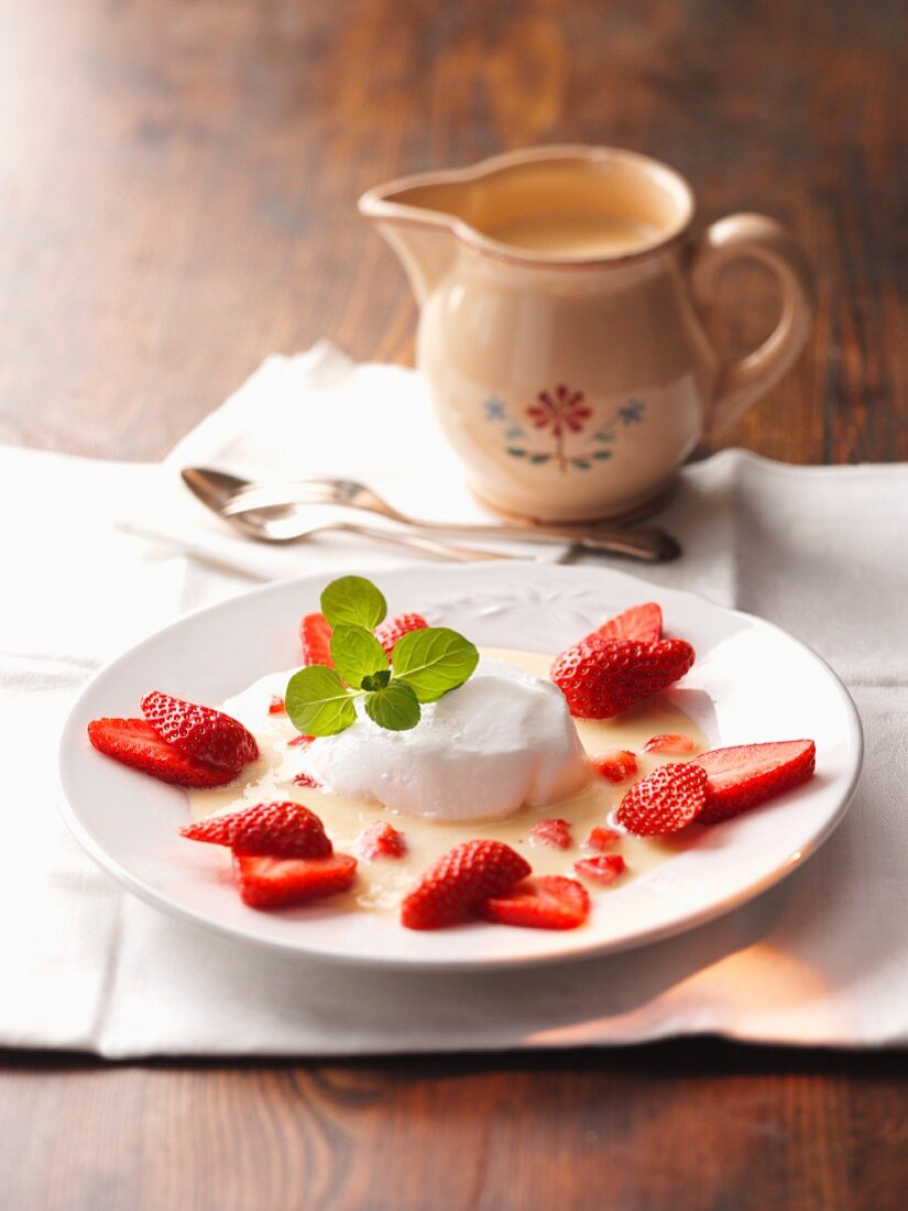 Ile Flottante mit Erdbeeren