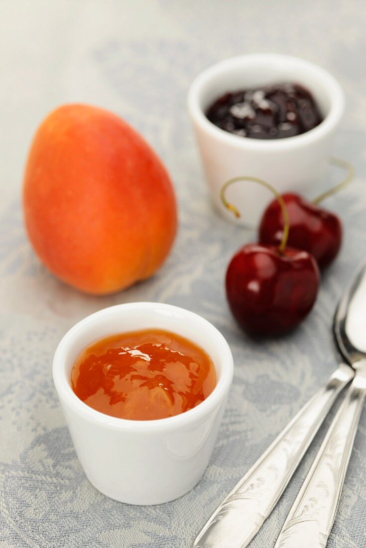 Aprikosenmarmelade und Kirschmarmelade