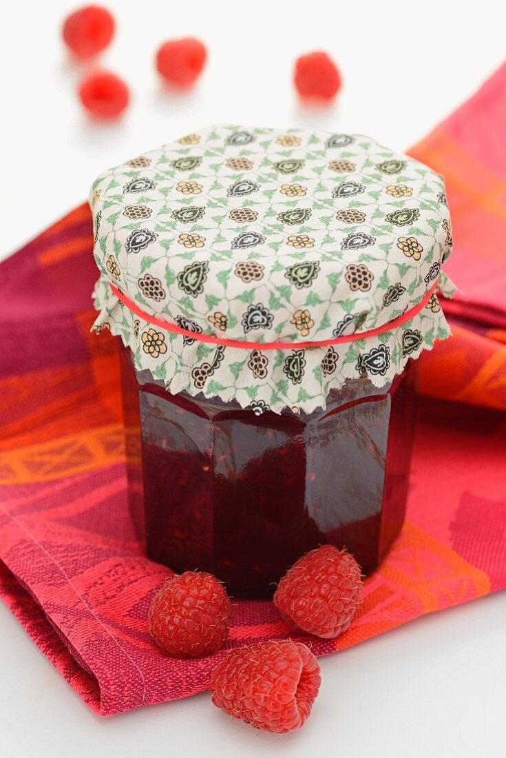 Himbeermarmelade und frische Himbeeren