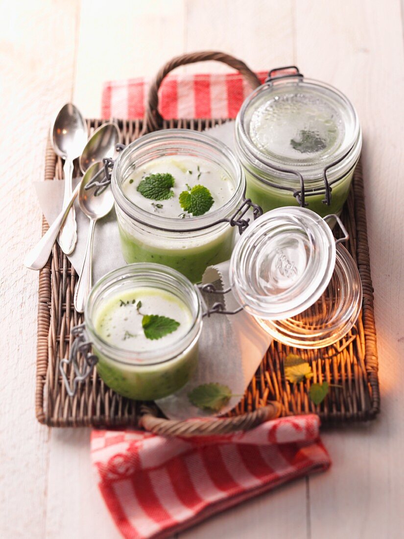 Erbsensuppe in Einmachgläsern