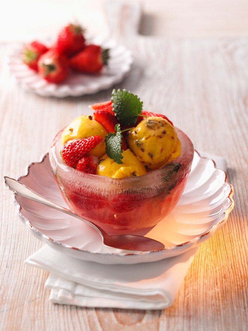 Squash ice cream with strawberries