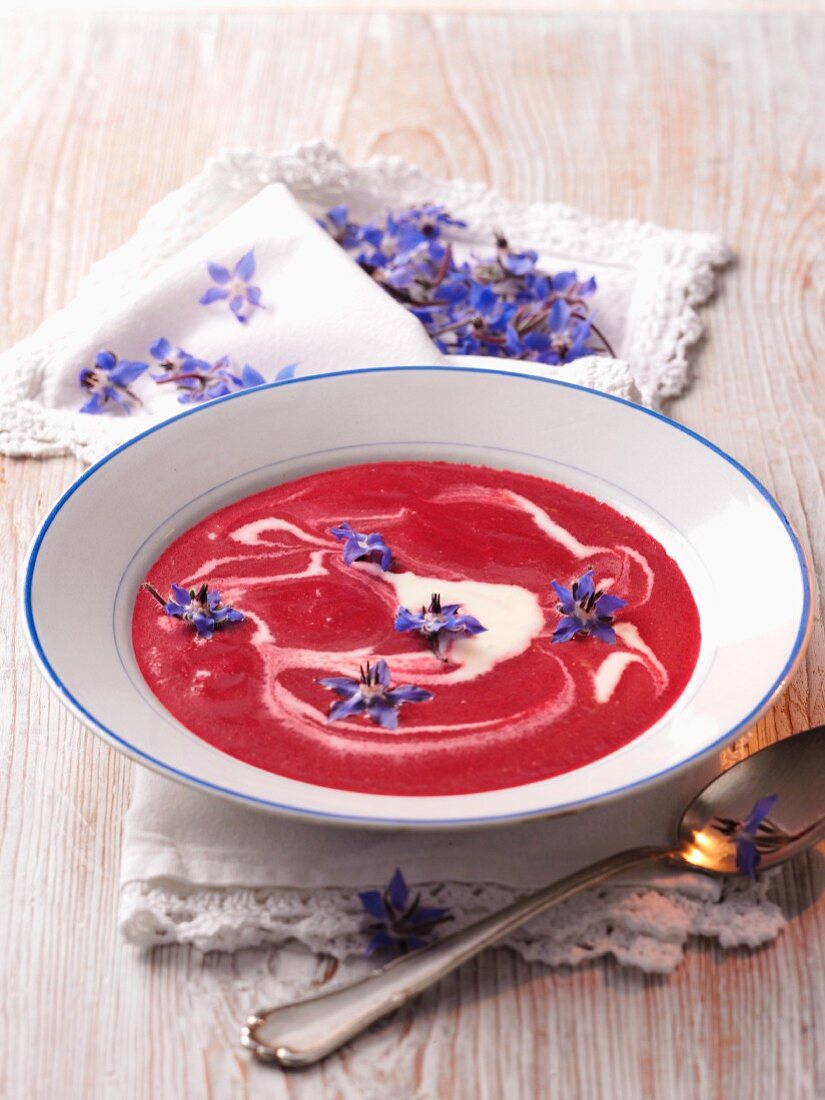 Rote-Bete-Suppe mit blauen Essblüten