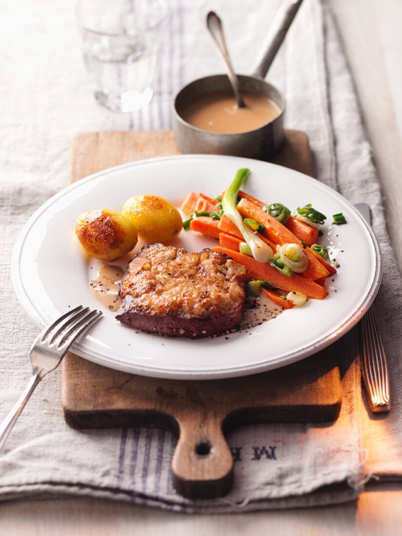 Senfrostbraten, Gemüse und gebratenen Pellkartoffeln