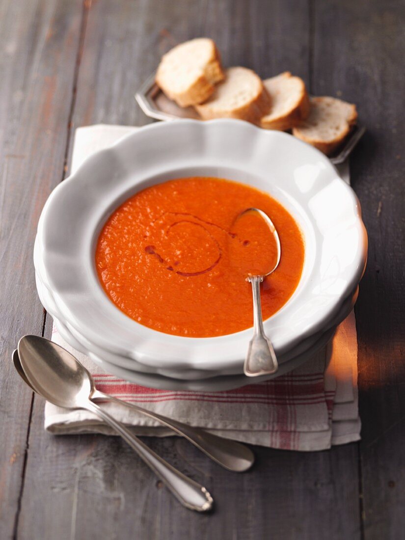 Tomatensuppe und Brot