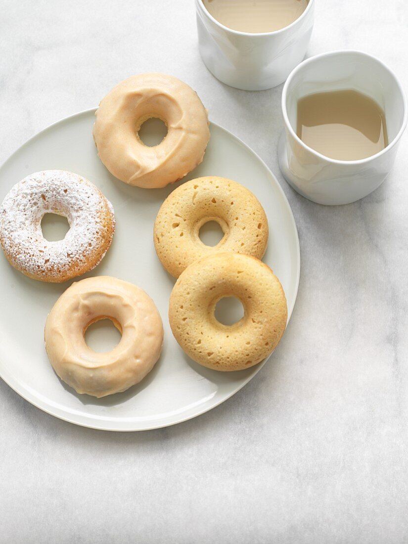 Gebackene Doughnuts mit Ahornglasur und Puderzucker