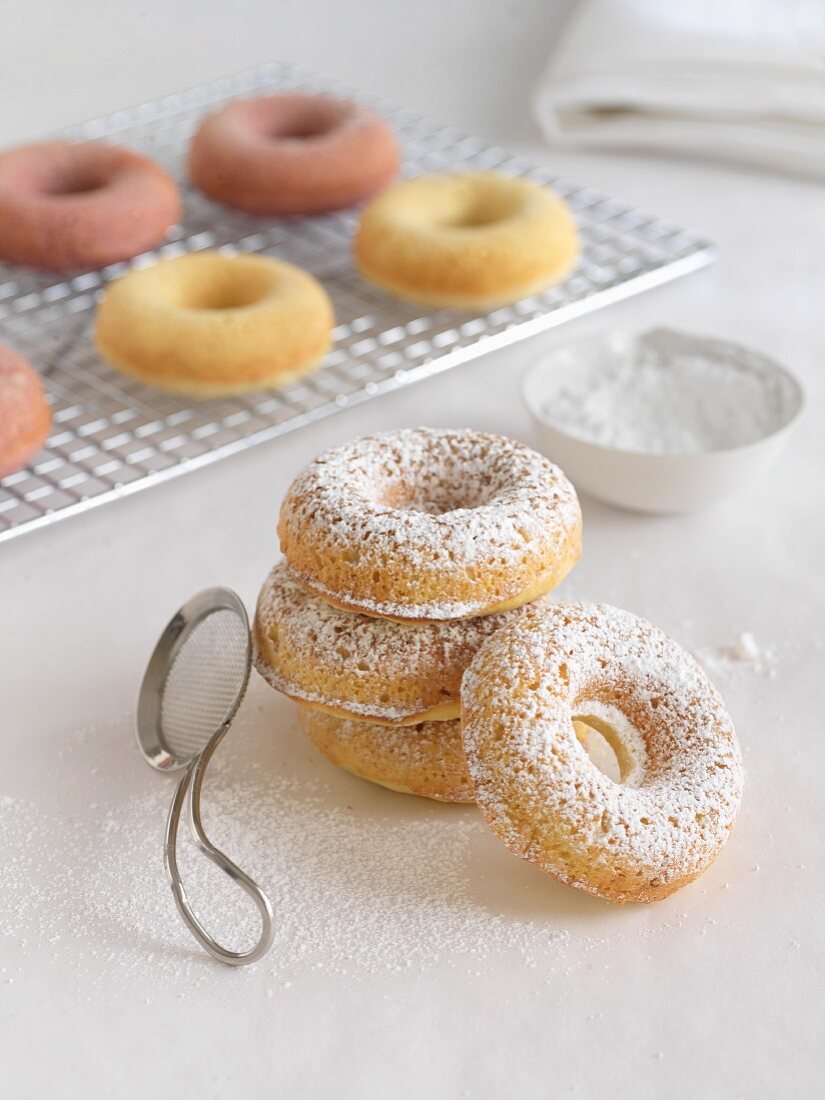 Gebackene Doughnuts mit Puderzucker