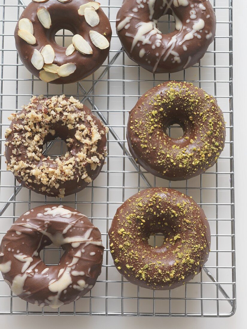 Gebackene Doughnuts mit Schokoglasur, Mandelblättchen, Pistazien und Haselnüssen