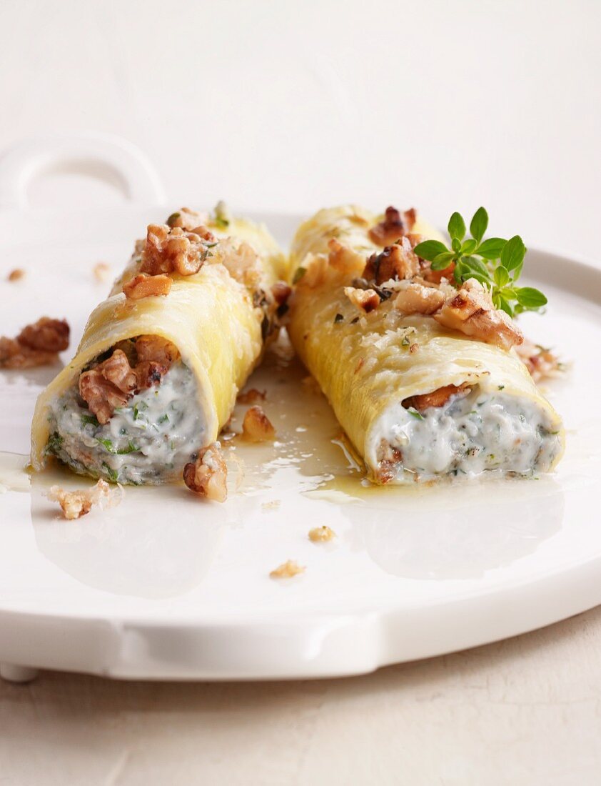 Cannelloni filled with ricotta and gorgonzola