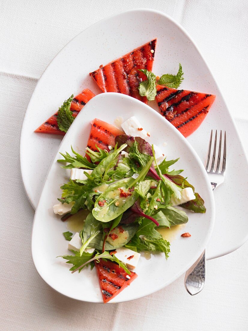 Kräutersalat mit Feta und gegrillter Wassermelone