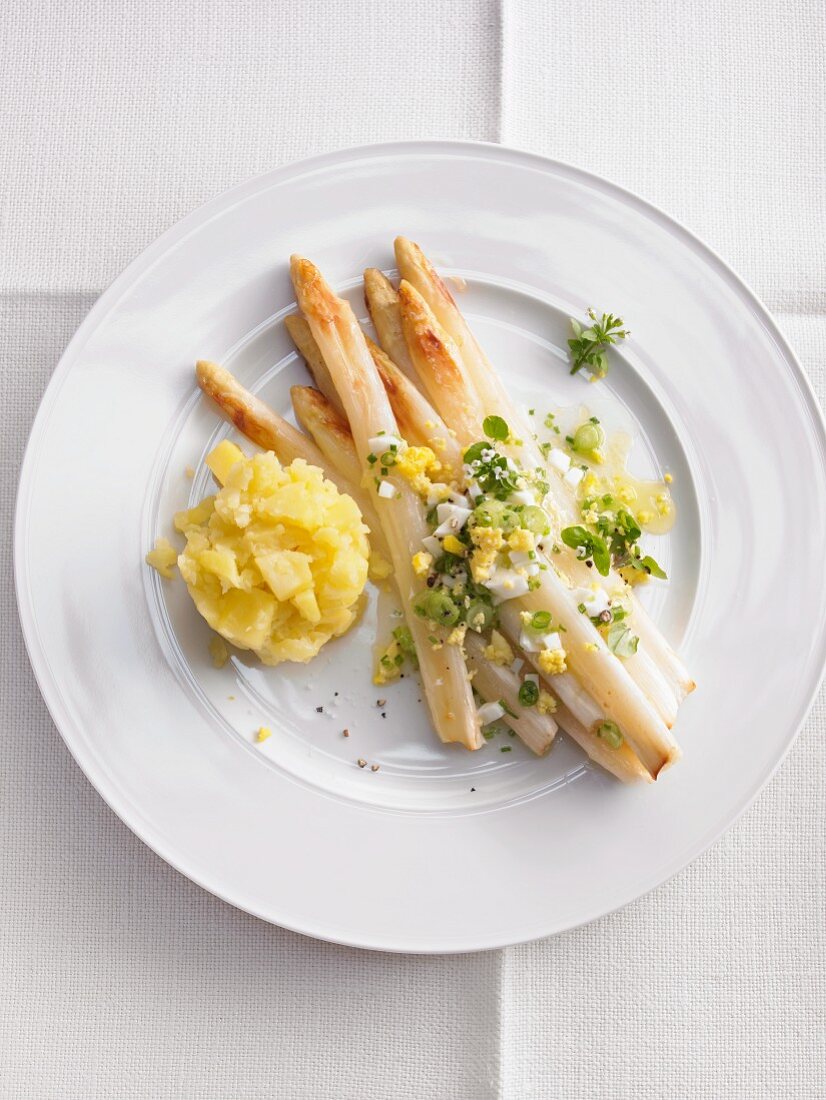 Gebackener Spargel mit Kartoffeln und Ei