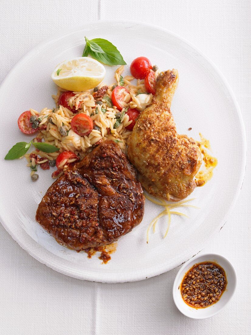 Hähnchenkeule und Rindersteak mit Risoni und Tomaten