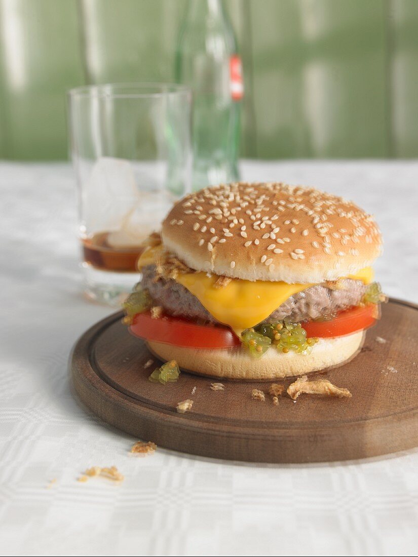 Cheeseburger mit Gurkenrelish und Cola zum Katerfrühstück