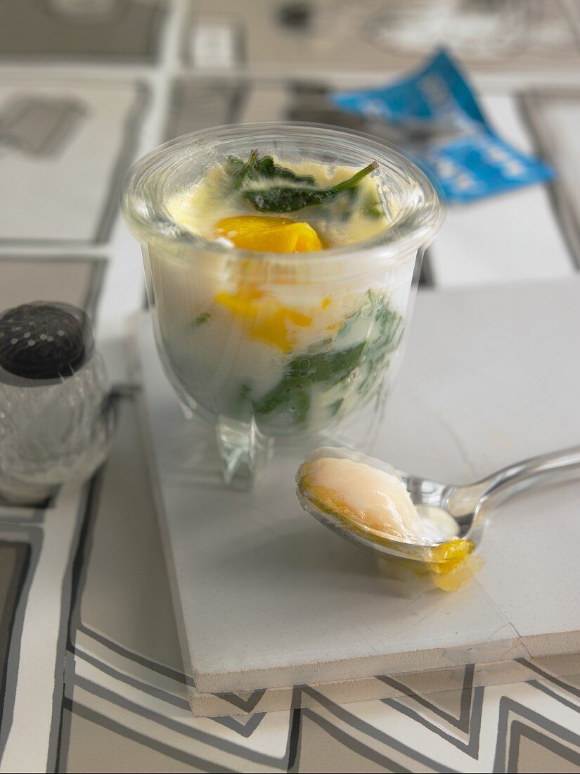 Ei im Glas mit Sahne auf Spinat zum Katerfrühstück