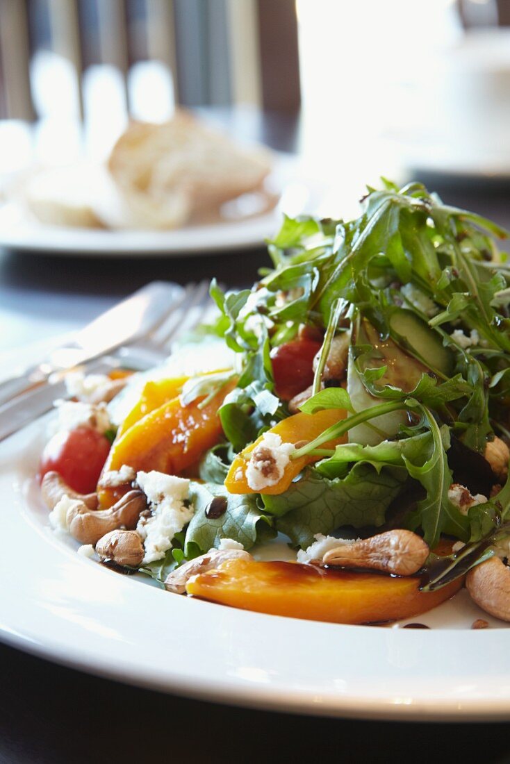 Butternusskürbissalat mit Rucola und Cashews