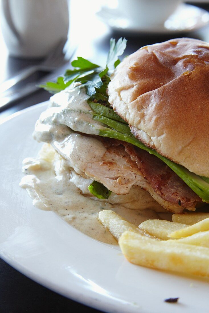 Hähnchen-Avocado-Burger mit Pommes frites