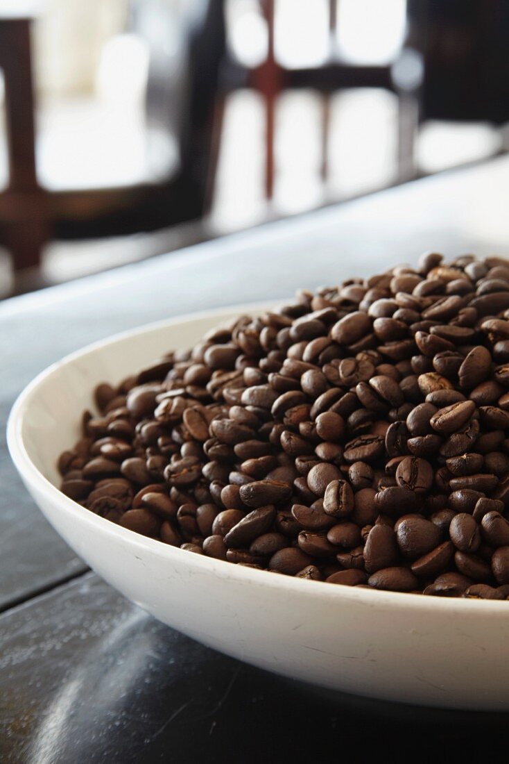 Ein Haufen Kaffeebohnen in Schüssel