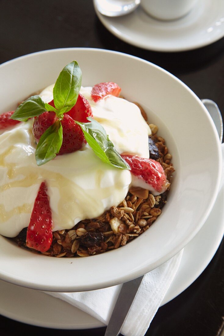 Müsli mit Joghurt, Honig und Erdbeeren