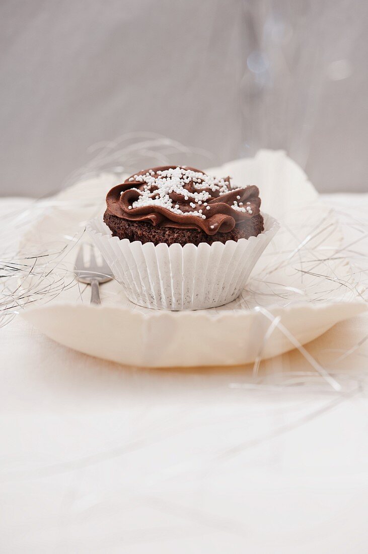 Schokoladen-Cupcake mit weissen Dekoperlen