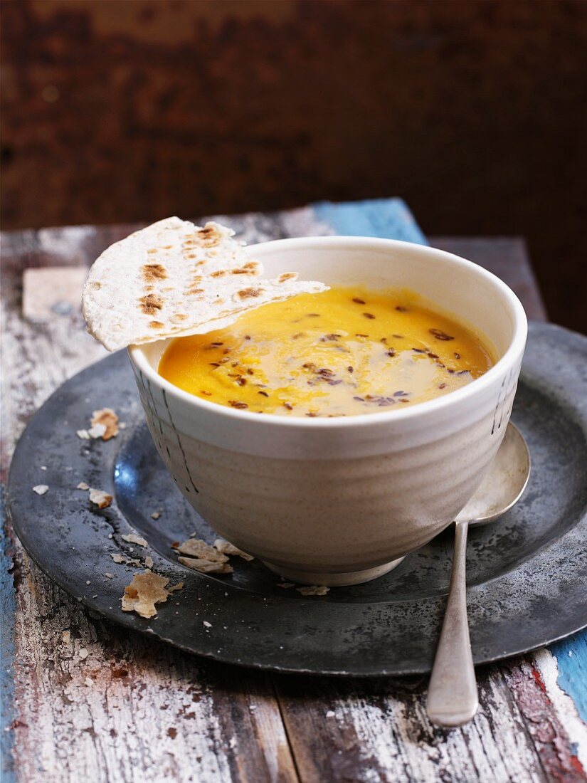 Cremige Linsensuppe mit Fladenbrot